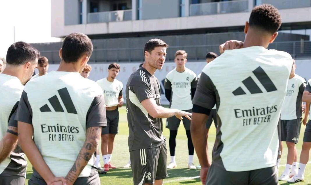 西甲乱了,巴萨4-0登顶,皇马2-2丢分,前四乱战仅差4分,冠军悬念回来了